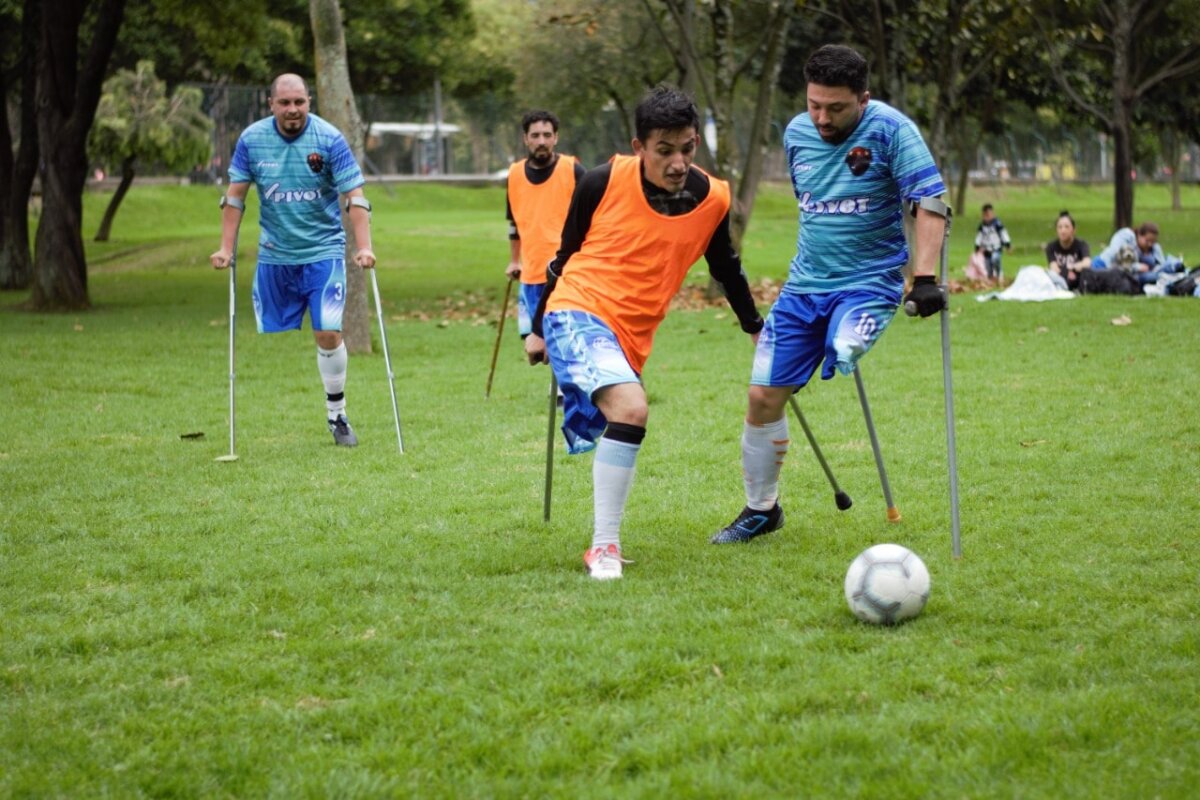 Los ‘Gladiadores’ del fútbol de Kennedy Este club de fútbol se encuentra ubicado en la localidad de Kennedy, en la cancha sintética Américas Occidental, donde realizan los diferentes entrenamientos con las personas con discapacidad. 