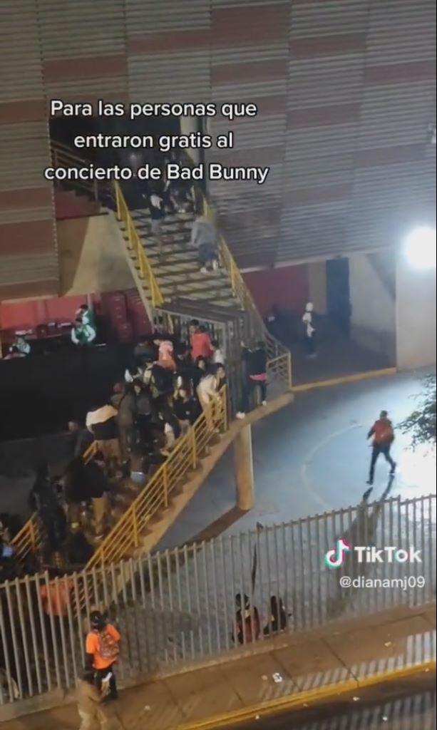 Bad Bunny: Cientos de personas se colaron al concierto en Perú Bad Bunny es una de los artista de música urbana que ha ganado gran reconocimiento a nivel mundial, su fanaticada alrededor del mundo lo puede corroborar, pues las boletas a sus conciertos en diferentes países se han agotado.