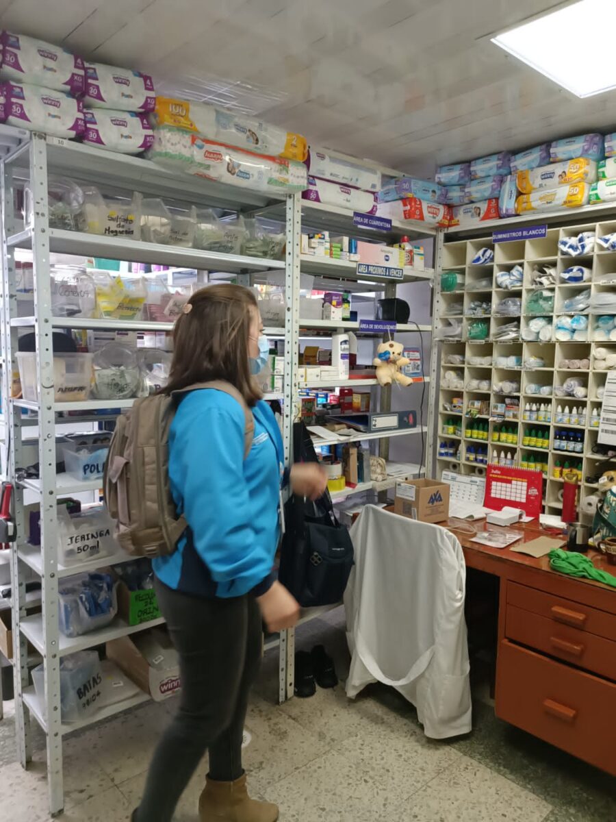 Autoridades incautaron 3.892 medicamentos adulterados en Bogotá En las últimas horas, mediante operativos adelantados por la Policía Metropolitana de Bogotá en las localidades de Bosa y Kennedy a establecimientos de comercialización de medicamentos, se hizo la incautación de un gran número de estos productos tras encontrar irregularidades.