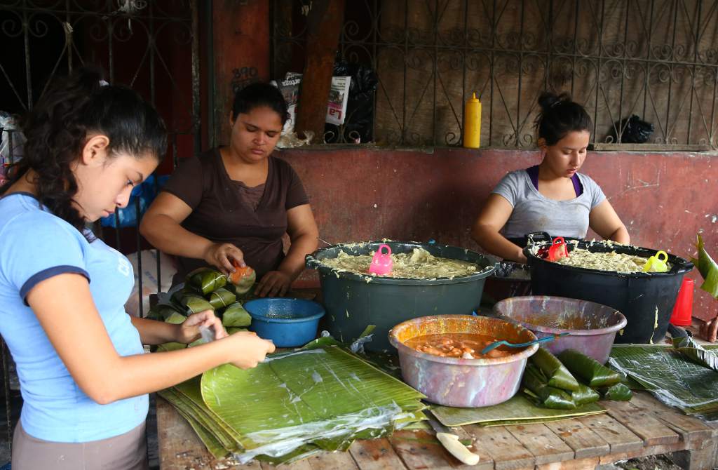 Algo está mal con el tamal Cada vez menos negocios sienten interés de seguir vendiendo el tamal, la deliciosa comida típica presente en todas las regiones del país (con algunas variaciones), y que suele estar en la mesa de los hogares colombianos, sobre todo, los fines de semana.