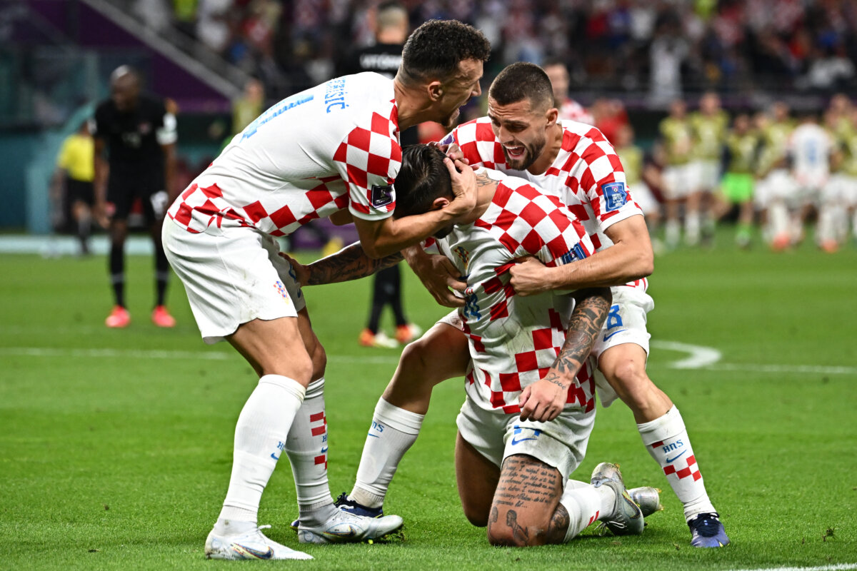 Croacia golea 4-1 y elimina a Canadá en el Mundial La Croacia de Luka Modric ganó por 4-1 este domingo a Canadá, pero tendrá que jugarse el pase a octavos de final en la última jornada contra Bélgica, que antes perdió sorprendentemente frente a Marruecos por 2-0.