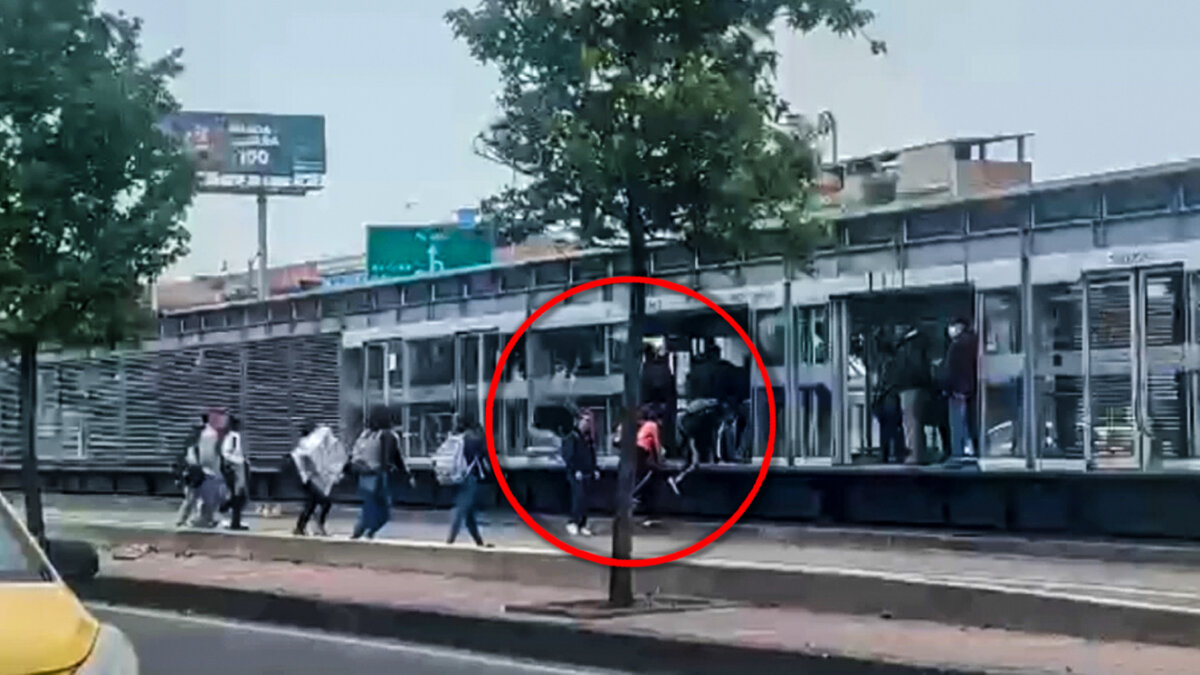 ¡Qué peligro! Estudiantes arriesgan su vida para colarse en TransMilenio En video quedaron captados varios estudiantes universitarios que, sin temor a nada, cruzaron la calle y se colaron en la estación de TransMilenio de la Avenida 68.