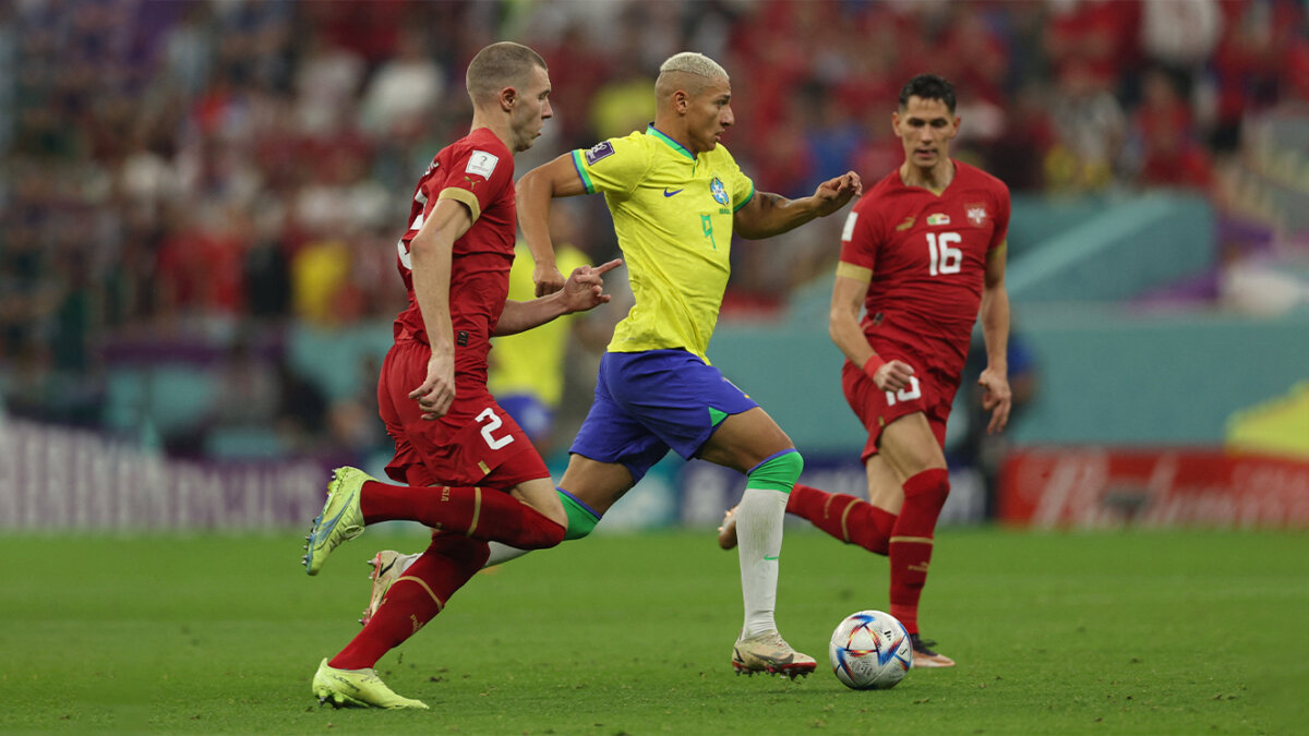 Richarlison, inspirado le dio la victoria a Brasil ante Serbia Richarlison puso brillo al debut de Brasil este jueves en el Mundial de Catar al marcar los dos goles de la victoria contra una dura y aguerrida Serbia, uno de ellos en una espectacular chilena.