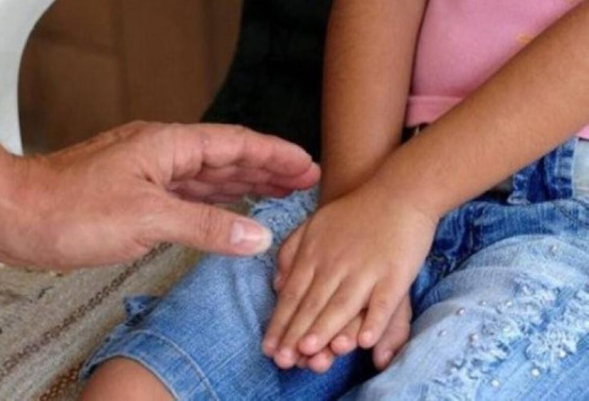 A la 'cana' hombre que abusaba de su hija en Ciudad Bolívar Capturado y judicializado quedó un hombre que abusaba sexualmente de su hija de 12 años en el barrio Divino Niño de la Localidad Ciudad Bolívar.