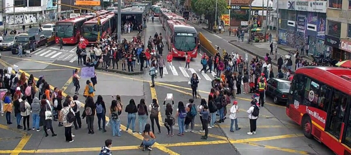 Así está la movilidad en Bogotá por manifestaciones Más de 1.300 profesores adscritos a la Asociación Distrital de Trabajadores y Trabajadores de la Educación, están protestando frente a las instalaciones de la Secretaría de Educación de la ciudad, cerca de la Calle 26.