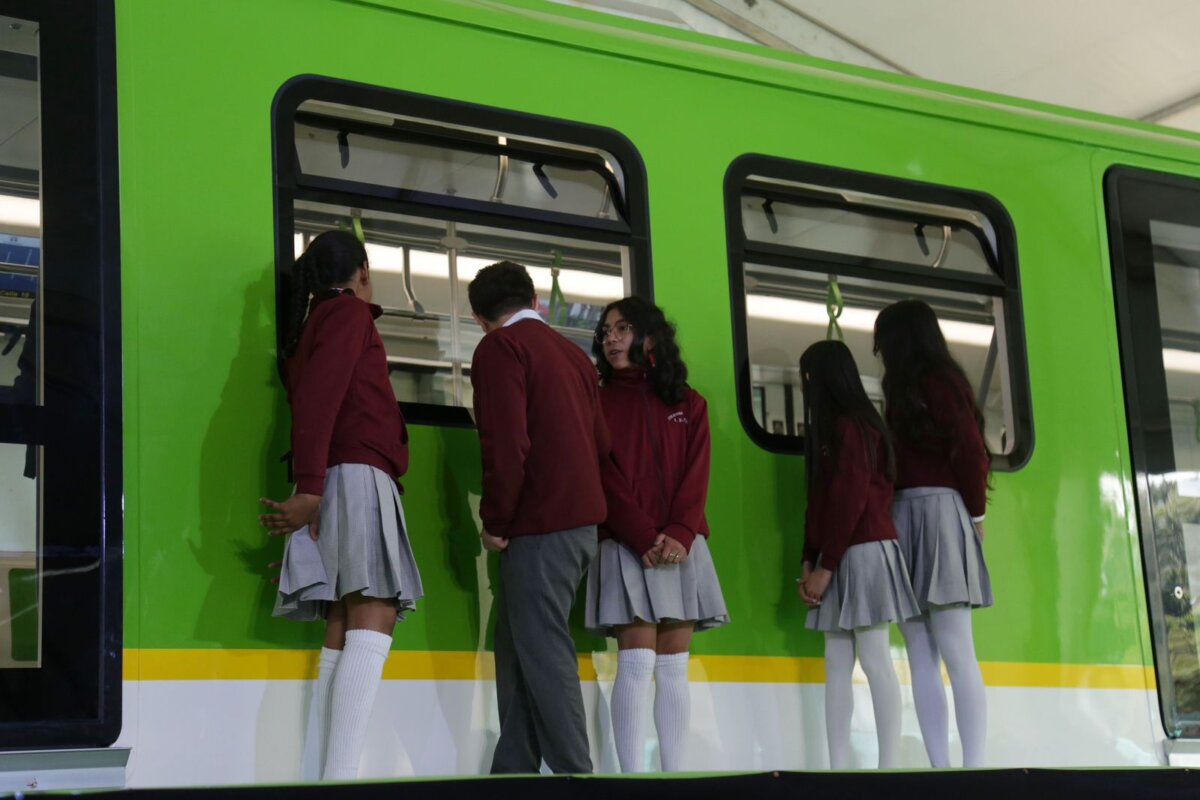Llegó a Bogotá el vagón escuela del metro Este martes, el Metro de Bogotá y la alcaldesa de Bogotá, Claudia López, presentaron oficialmente el prototipo de un vagón del metro de la ciudad. El modelo es a escala real y será una 'escuela' para que los ciudadanos aprendan a cuidarlo y hacer uso de este.
