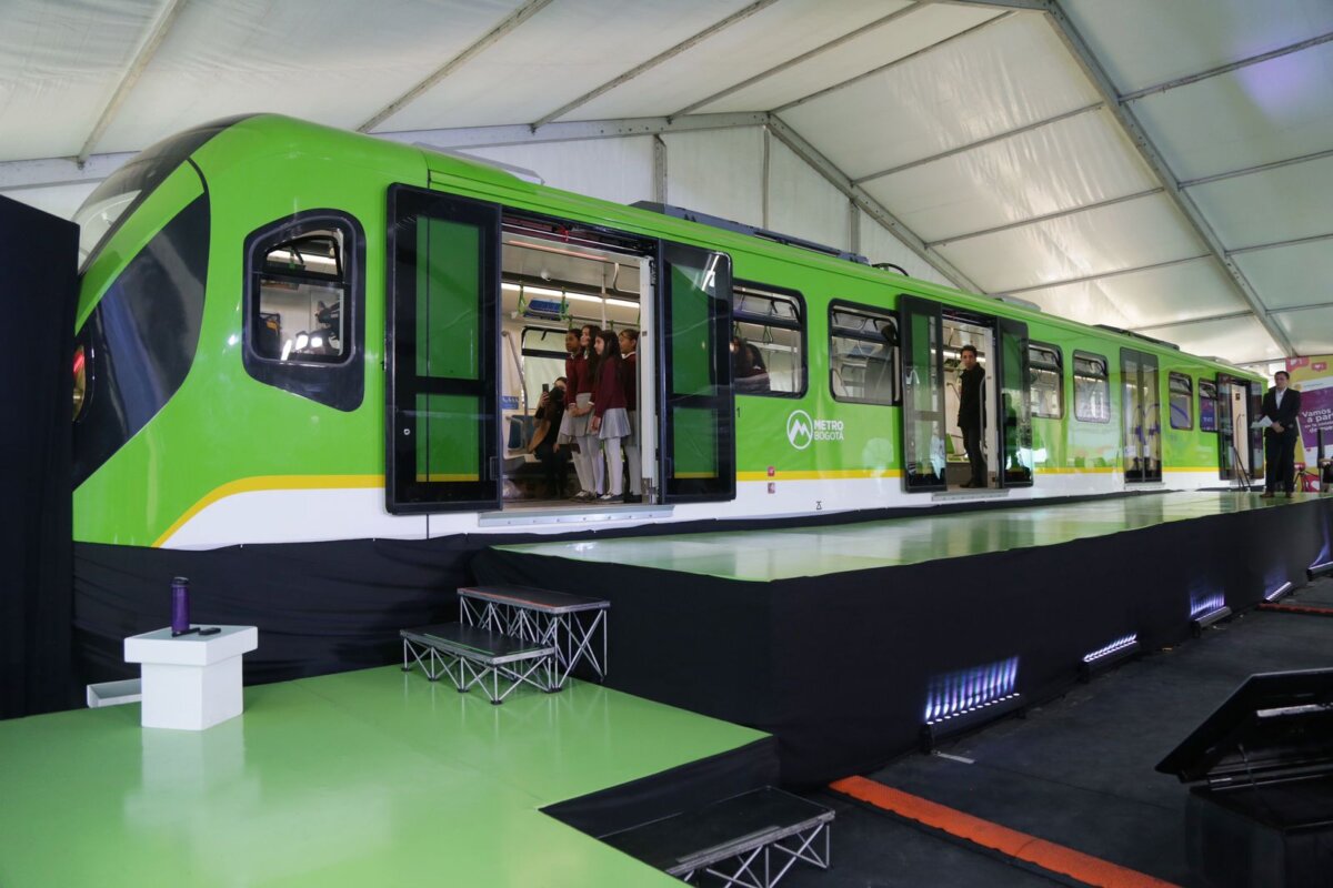 Llegó a Bogotá el vagón escuela del metro Este martes, el Metro de Bogotá y la alcaldesa de Bogotá, Claudia López, presentaron oficialmente el prototipo de un vagón del metro de la ciudad. El modelo es a escala real y será una 'escuela' para que los ciudadanos aprendan a cuidarlo y hacer uso de este.