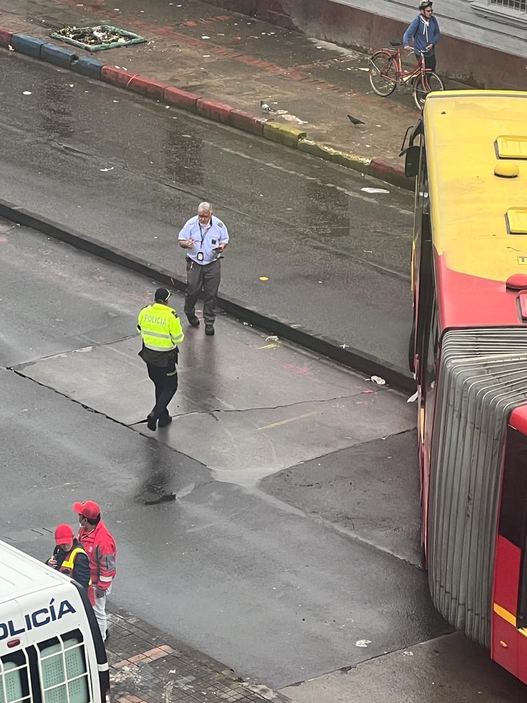 ¡Indignante! mujer golpeó a conductor de TM y casi provoca grave accidente Otro caso de intolerancia se presentó nuevamente dentro de TransMilenio. En esta ocasión una mujer golpeó al conductor de un articulado, lo que hizo que él perdiera el control del bus y por poco ocasiona una tragedia.