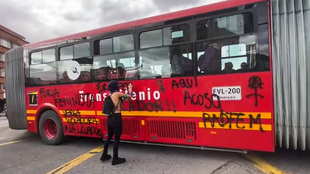 La millonada que perdió TransMilenio tras vandalismo En la tarde del pasado jueves 3 de octubre, se llevaron a cabo una serie de manifestaciones que terminaron con hechos vandálicos al TransMilenio. Todo ocurrió, luego de conocer el abuso sexual a una menor de edad dentro de una estación del sistema.