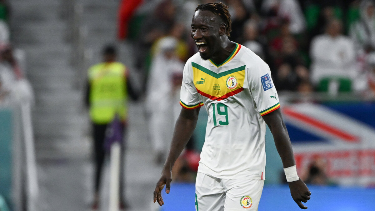 Los 'leones' africanos se llevaron la victoria ante Catar Senegal tomó oxígeno este viernes en el Mundial al ganar en Doha por 3-1 a Catar, que pone un pie fuera de 'su' torneo tras sólo dos encuentros contados por derrotas.