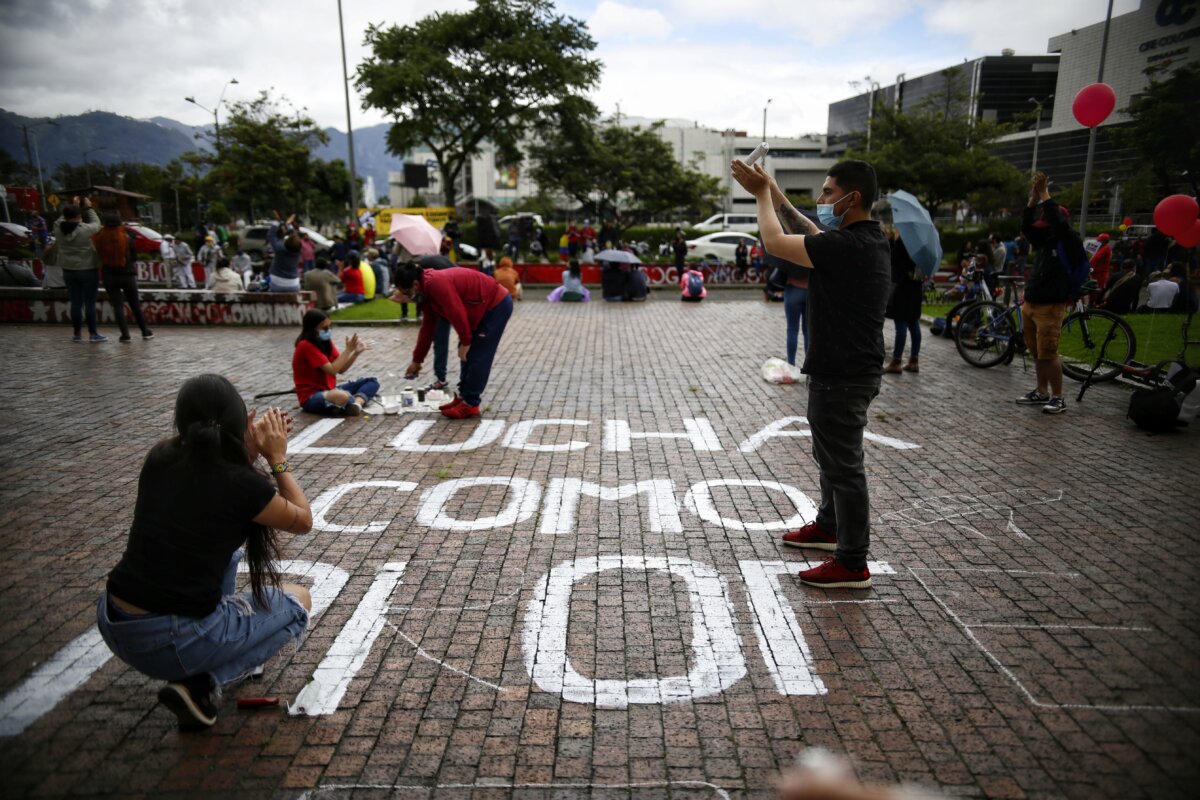 ¡Ojo! arrancó paro de maestros en Bogotá Pilas con la movilidad, porque desde las 9 de la mañana este jueves 3 de octubre cerca de 6.000 profesores se movilizan hacia la calle 26 con carrera 66, donde harán un plantón, justo al frente de la sede de la Secretaría de Educación de Bogotá.