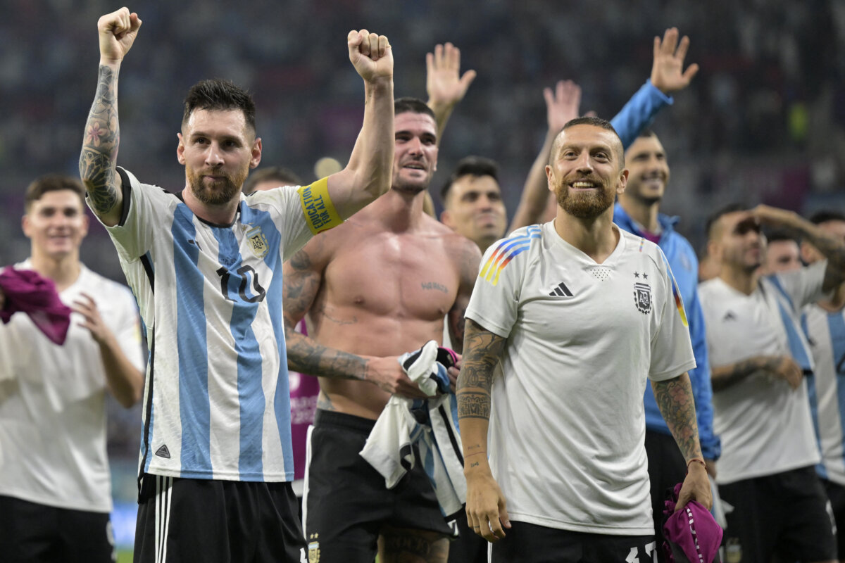 La Argentina de Messi y su combo, a cuarto de final Argentina sufrió en los instantes finales pero pudo ganar 2-1 a Australia y se clasificó a cuartos de final del Mundial de Catar-2022, guiado de nuevo por un tanto inicial de Lionel Messi, este sábado en Doha.