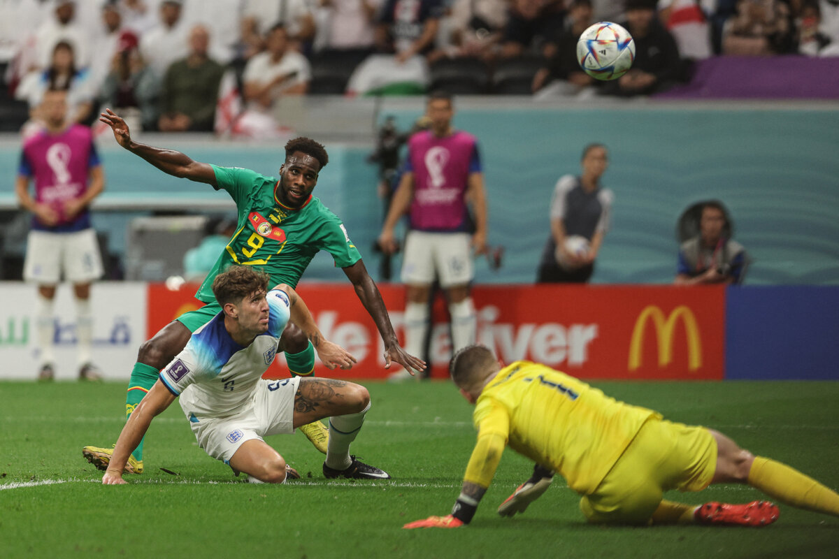 Senegal se despide del Mundial tras derrota ante Inglaterra Cuando peor la estaban pasando, aparecieron el juvenil Jude Bellingham y el capitán Harry Kane para liderar a Inglaterra a golear a Senegal 3-0 el domingo y clasificar a cuartos de final de Catar-2022, donde se topará con Francia.