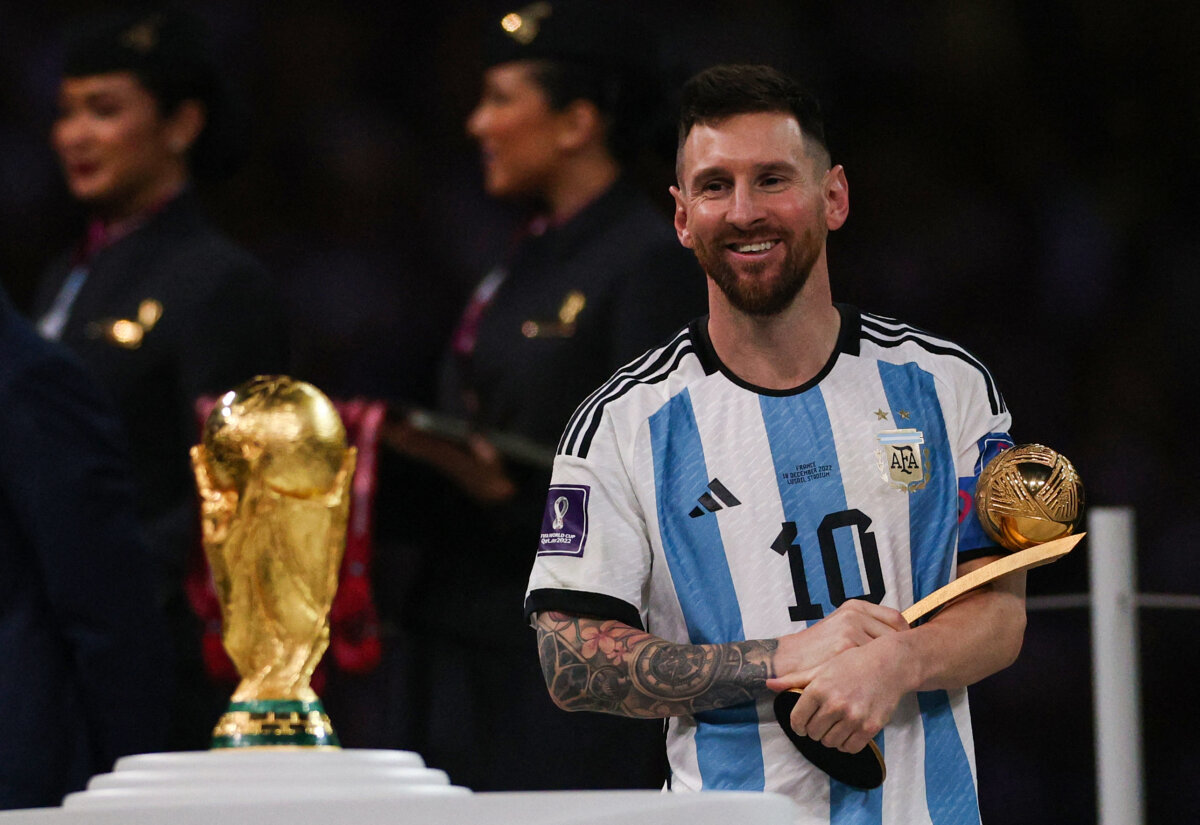 Lionel Messi recibe el Balón de Oro del Mundial de Catar 2022 Lionel Messi logró el Balón de Oro del Mundial de Catar, este domingo en el estadio Lusail tras lograr el título al derrotar a Francia (3-3, 4-2 en penales), estableció el grupo de estudios técnicos de la FIFA, en una clasificación en la que Kylian Mbappé fue plata y Luka Modric bronce.
