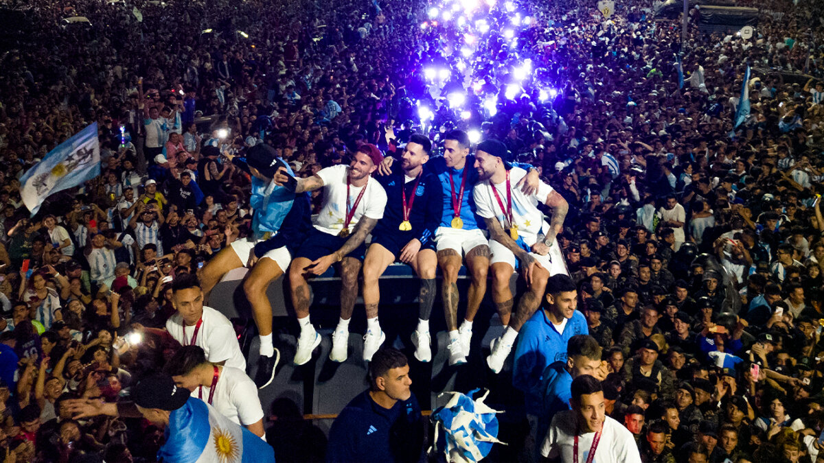 En imágenes: apoteósica bienvenida de los Campeones del Mundo Los campeones del Mundo ya llegaron a su natal Argentina, donde celebran con miles de hinchas la tercera Copa del gran certamen.