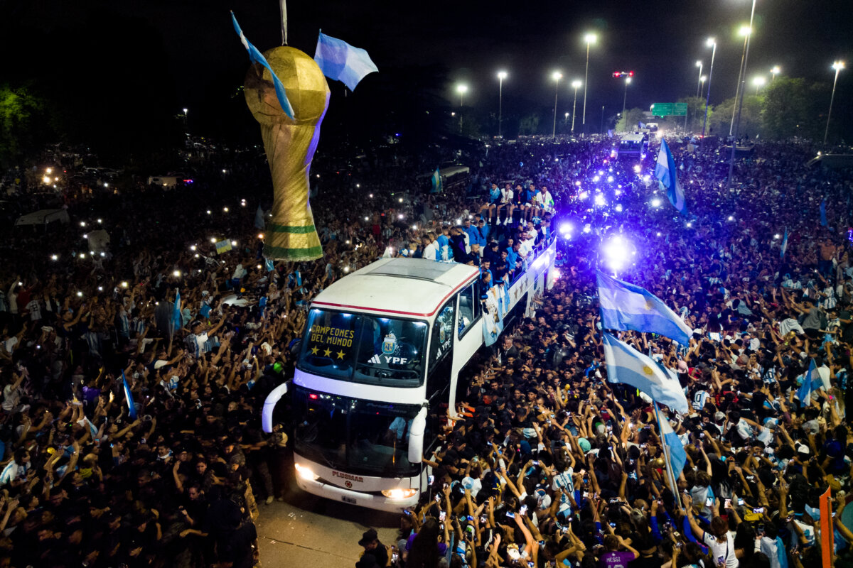 En imágenes: apoteósica bienvenida de los Campeones del Mundo Los campeones del Mundo ya llegaron a su natal Argentina, donde celebran con miles de hinchas la tercera Copa del gran certamen.