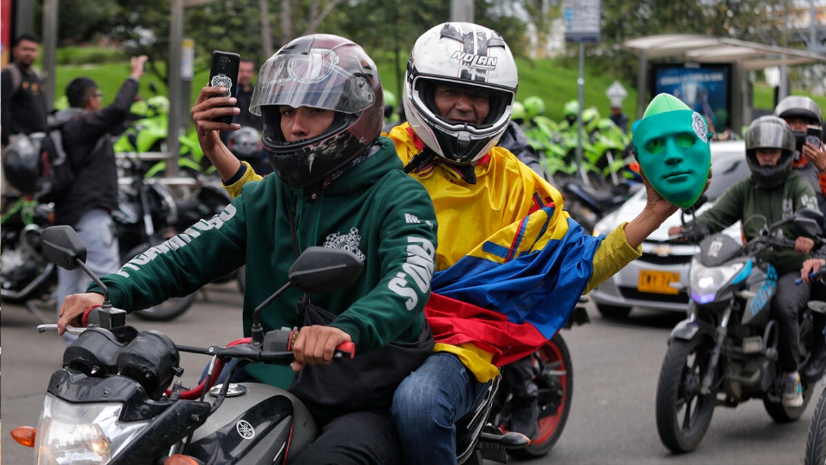 ¡Atención moteros! restricción de parrillero en Bogotá se mantiene Pilas moteros, no se confíen porque la restricción de circulación con acompañante hombre sigue vigente en Bogotá.