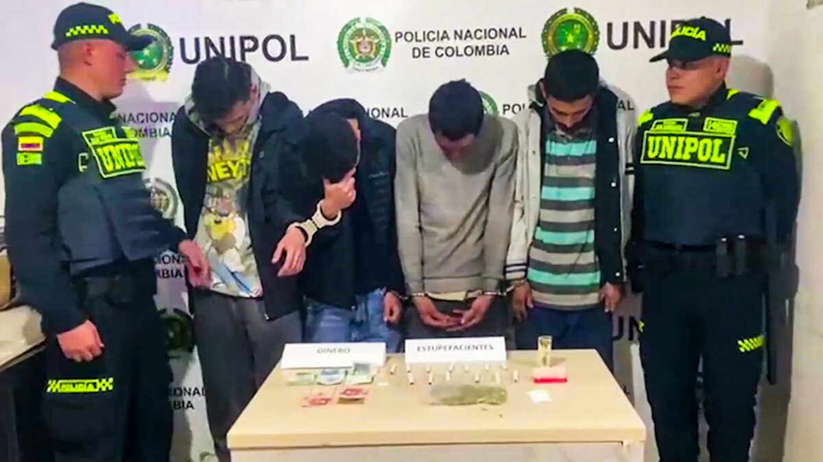 Atraparon a 'Los Pollitos', banda que vendía vicio en Bogotá La banda delincuencial 'Los Pollitos' ahora tendrán hambre y frío, pues fueron capturados por la Policía, pues son señalados de vender droga en la localidad de Bosa, al suroccidente de Bogotá.
