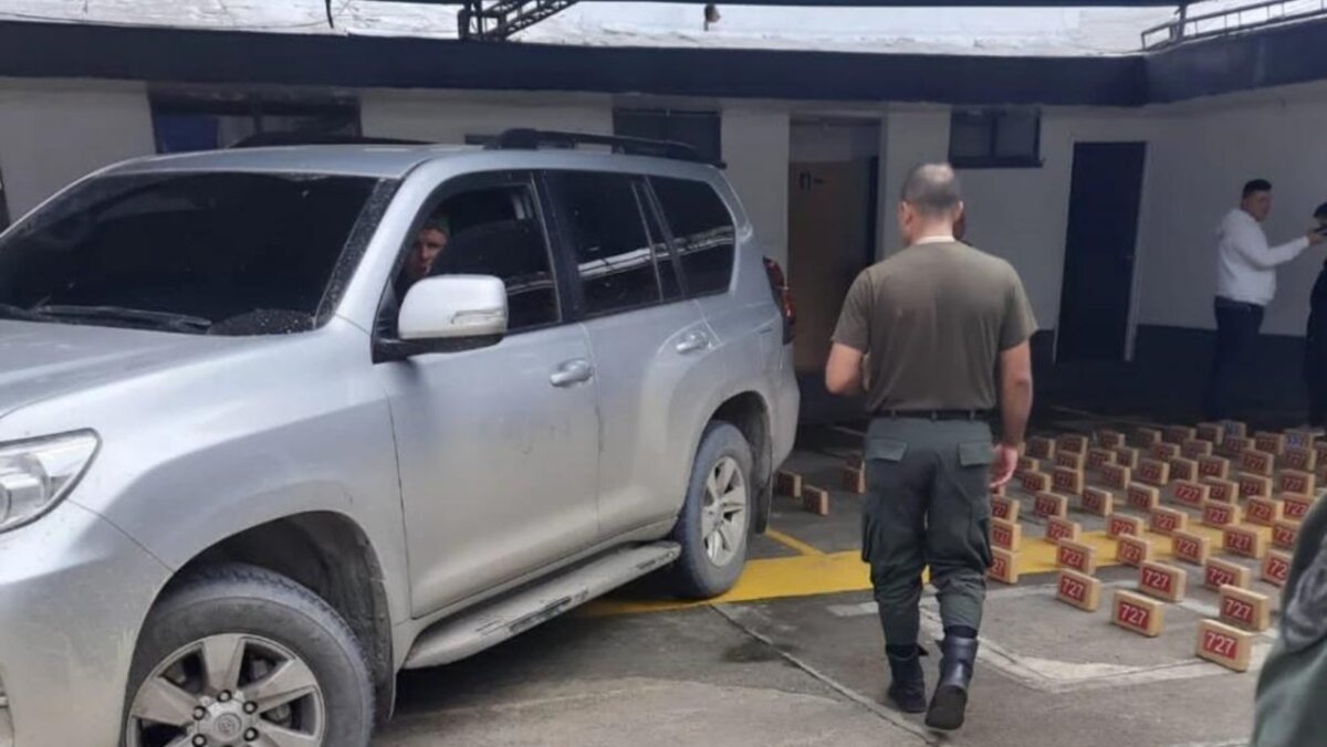 Cae 'narcocarro' con 150 kilos de cocaína En las últimas horas, la Unidad Nacional de Protección (UNP) confirmó, a través de sus redes sociales, que la Policía detuvo un carro perteneciente a la entidad y al realizar la inspección se encontró que llevaban un cargamento de cocaína.