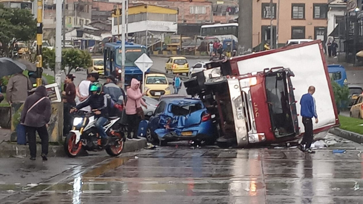 Camión se volcó y provocó grave accidente en el centro de Bogotá Un grave accidente se registró en la tarde lluviosa de este martes 6 de diciembre en la calle 6 con carrera Séptima, centro de Bogotá. En el lugar, un camión, al parecer, se quedó sin frenos y ocasionó una colisión.