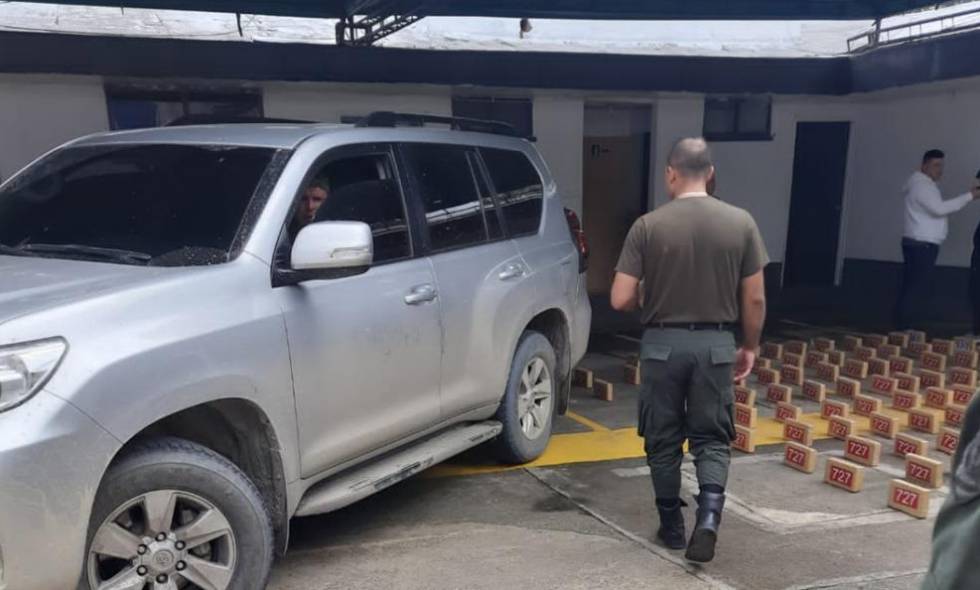 Envían a la cárcel a conductor de camioneta de la UNP que fue hallada con coca Manuel Antonio Castañeda Bernal, quien transportaba 168 kilogramos de clorhidrato de cocaína en una camioneta de la Unidad Nacional de Protección (UNP), fue enviado a la cárcel la mañana de este martes.