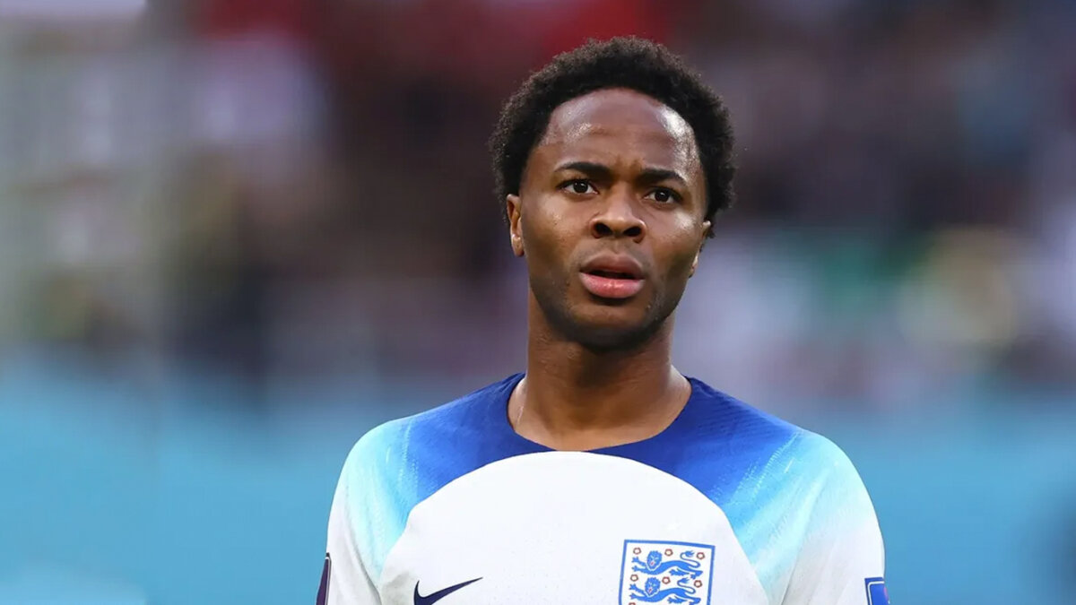 Futbolista de Inglaterra tuvo que irse de Catar por un robo en su casa El futbolista Raheem Sterling de la selección de Inglaterra se perdió el partido contra Senegal después de que unos ladrones armados robaron su casa.
