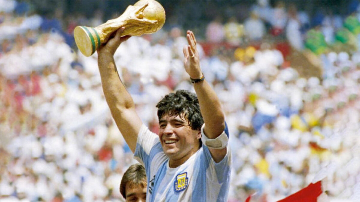 Maradona dijo que Argentina se llevará la copa del Mundial Catar 2022 En las últimas horas se hizo viral una foto del astro argentino Diego Armando Maradona, en donde aparece celebrando levantando una copa de Argentina en un mundial y al fondo se puede apreciar la bandera de Qatar.