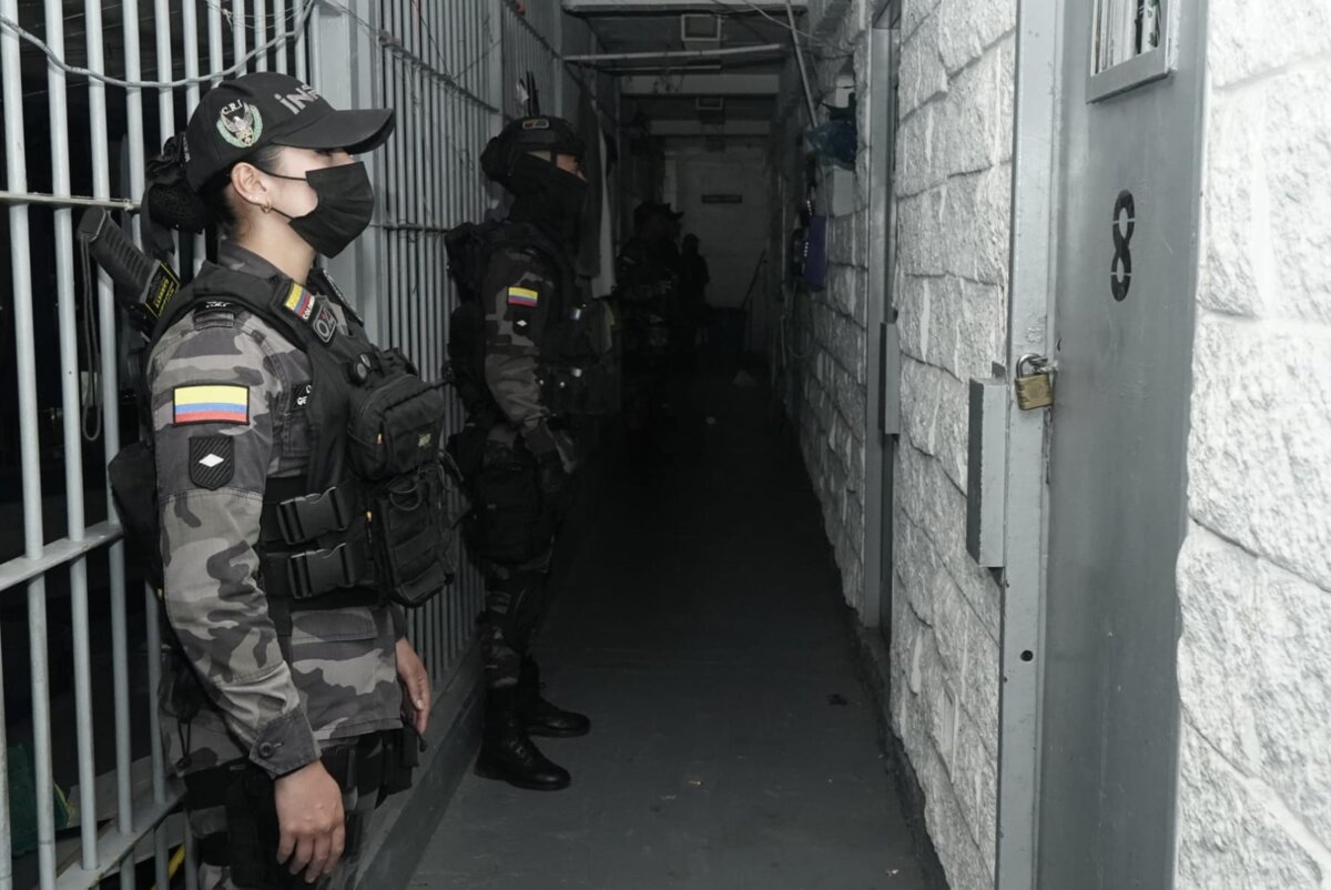 Operativo sorpresa en La Picota: grupo especial revisa las irregularidades En la mañana de hoy, un equipo especial de seguridad se tomó varios pabellones de la cárcel Picota en Bogotá.