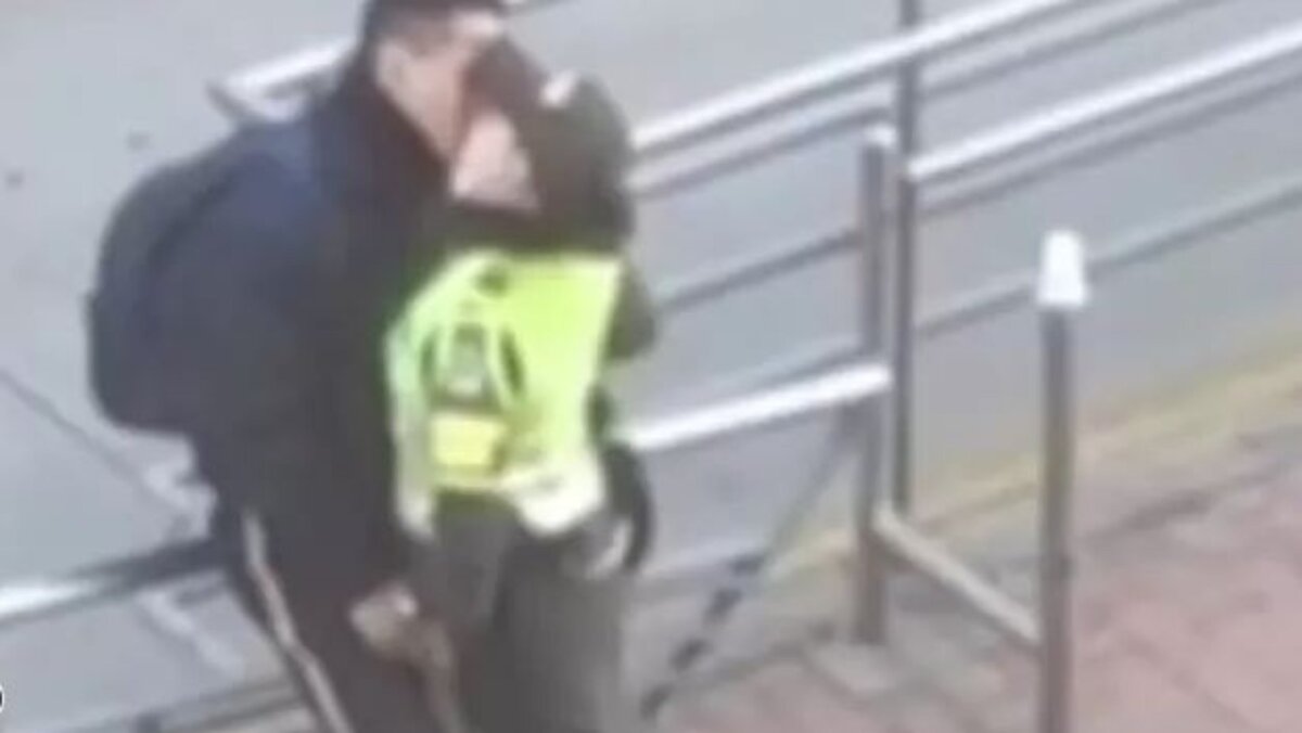VIDEO: Pillaron a vigilante y policía besándose en TM En redes sociales se popularizó un video donde un vigilante y una policía se besan apasionadamente en la entrada de una estación de TransMilenio.