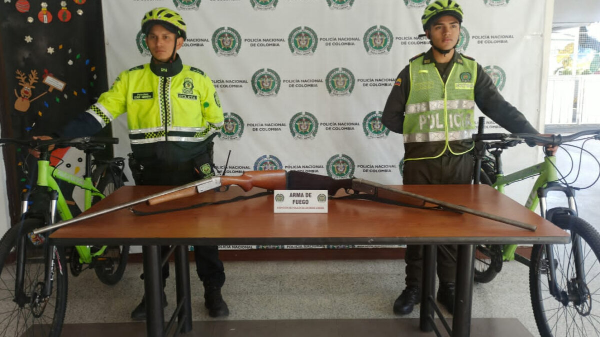 ¡De no creer! Policía encontró escopetas dentro de un Sitp al sur de Bogotá La Policía de Bogotá, con su grupo de patrullaje en bicicleta, logró incautar dos escopetas que habían sido olvidadas al interior de una maleta en un bus del Sitp en Ciudad Bolívar.