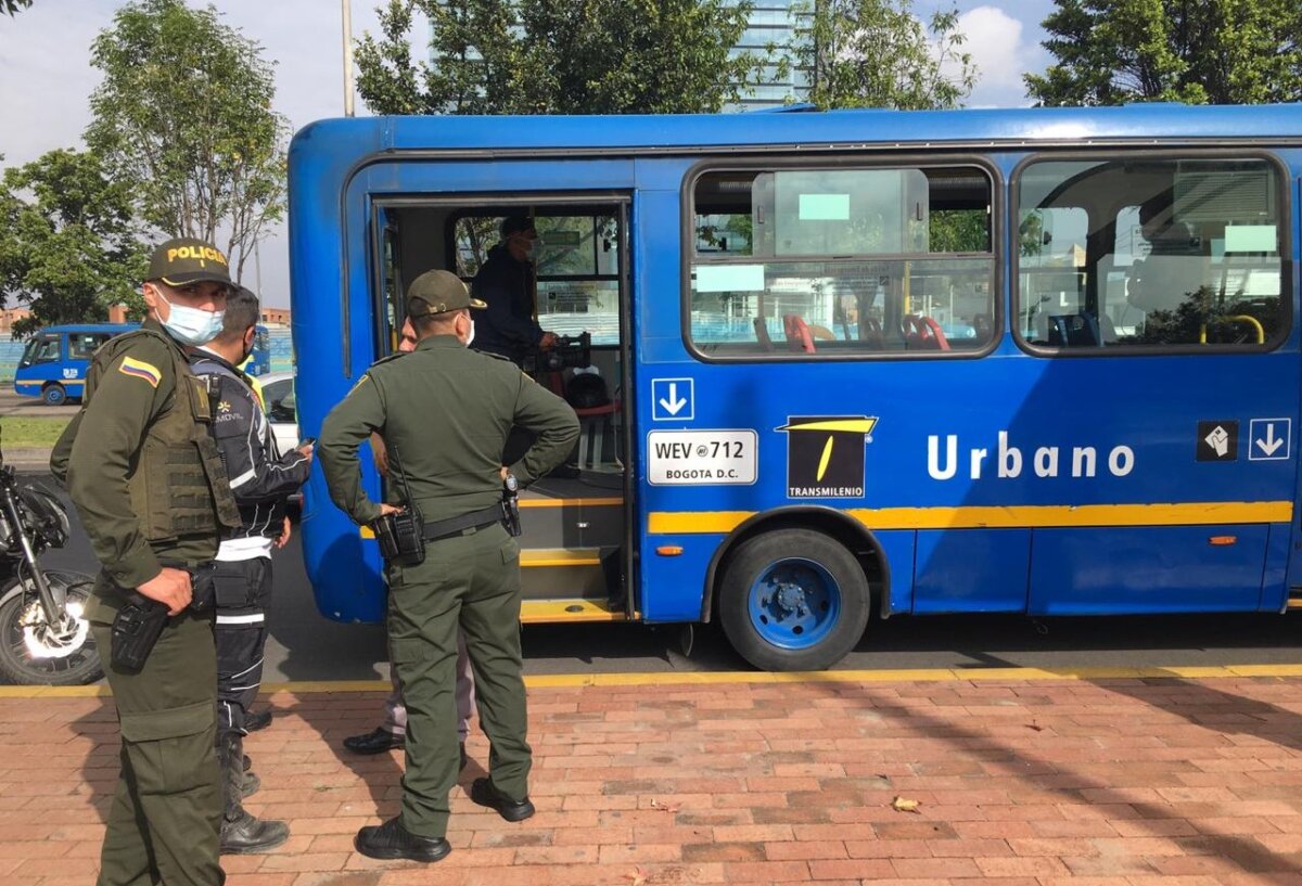 Policía le pone tatequieto a banda que robaba en buses del SITP La Policía de Bogotá le metió su frenada a la banda delincuencial que se dedicaba a robar pasajeros en buses del Sitp. Según las autoridades, eran al menos 6 personas que aprovechaban los tumultos para, a través de la modalidad de cosquilleo, despojar a las víctimas de sus pertenencias.