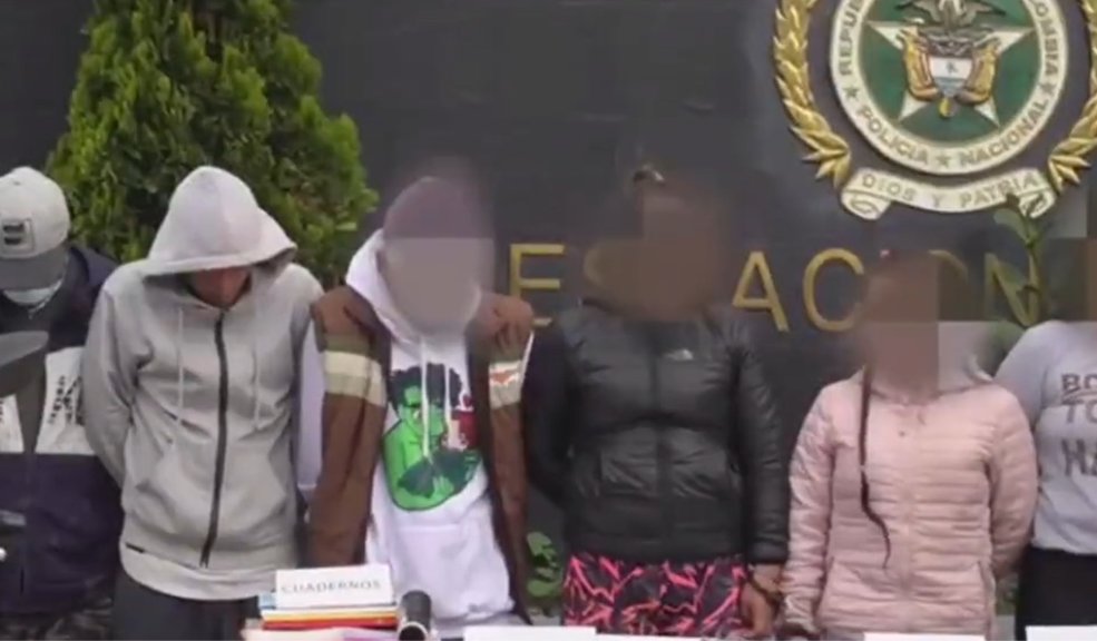 Capturan a 8 personas que vendían vicio cerca de colegios La Policía logró la captura de 8 miembros de la banda conocida como 'Los Colegiales', quienes se dedicaban a vender vicio cerca de colegios en Cota, Cundinamarca.