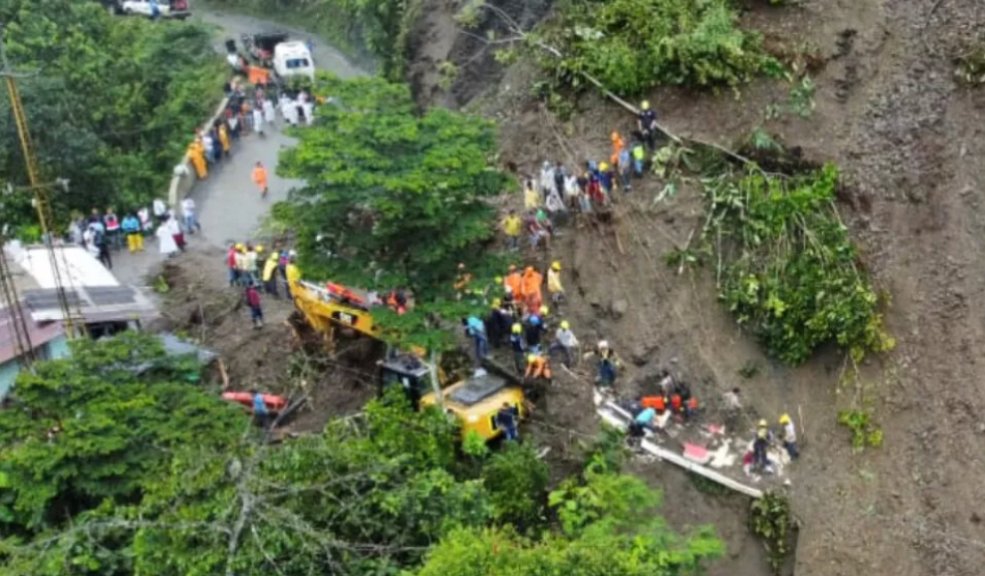 ¡Tragedia! Un bus con 30 personas fue sepultado por un derrumbe Una terrible emergencia se presenta este domingo en la vía que va desde Cali hasta Condoto (Chocó), luego de que un bus, según los primeros reportes, quedara sepultado por un derrumbe con 25 pasajeros.