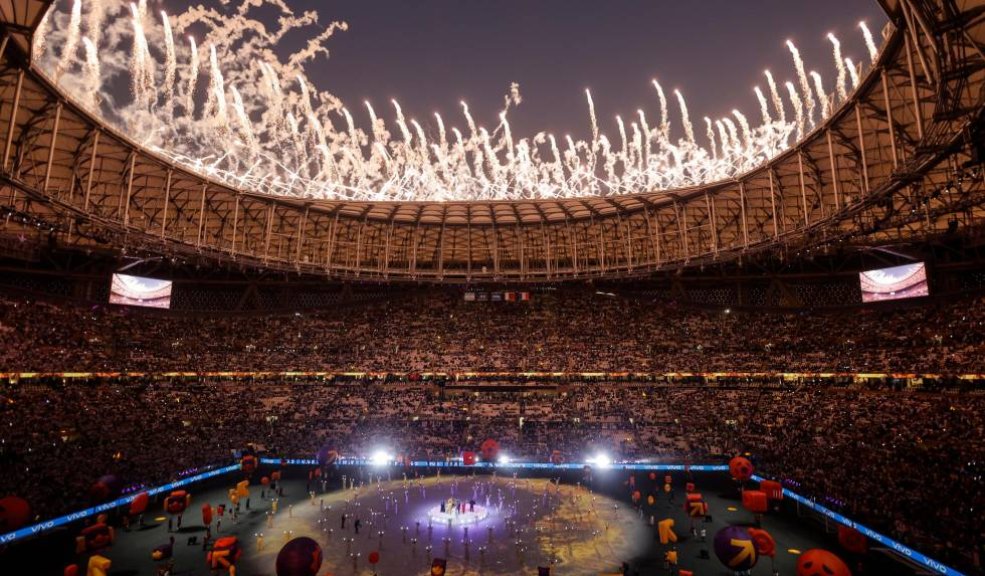 VIDEO: Así fue la ceremonia de clausura del Mundial Luego del juego de luces que desplegaron los bailarines, aparecieron los fuegos artificiales sobre el escenario en el que se jugará la final del Mundial de Qatar 2022, entre Argentina y Francia.
