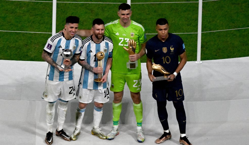Lionel Messi recibe el Balón de Oro del Mundial de Catar 2022 Lionel Messi logró el Balón de Oro del Mundial de Catar, este domingo en el estadio Lusail tras lograr el título al derrotar a Francia (3-3, 4-2 en penales), estableció el grupo de estudios técnicos de la FIFA, en una clasificación en la que Kylian Mbappé fue plata y Luka Modric bronce.