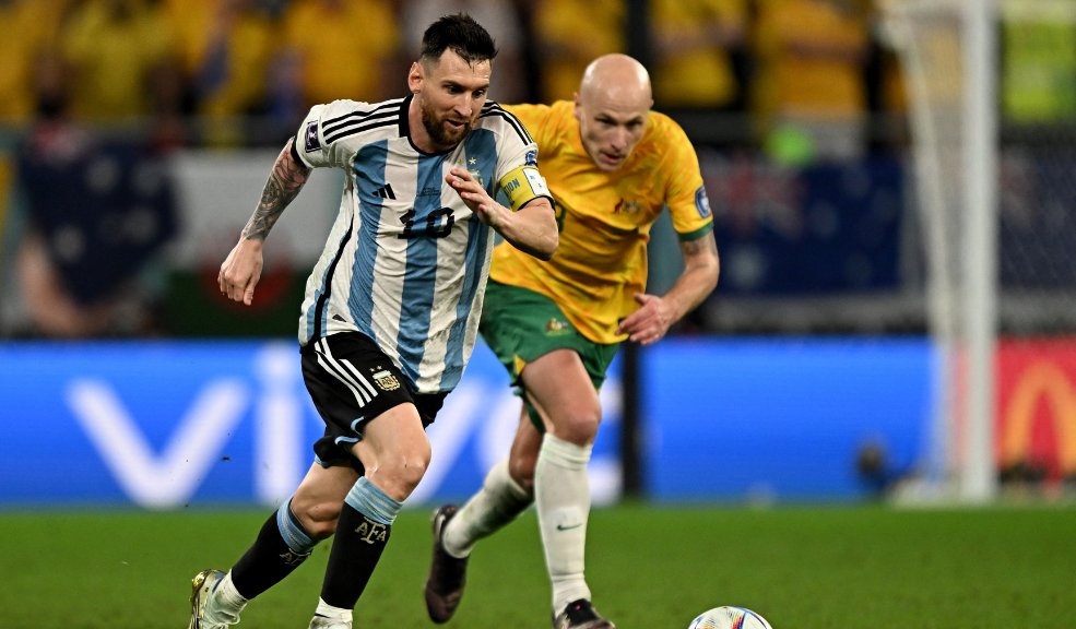 La Argentina de Messi y su combo, a cuarto de final Argentina sufrió en los instantes finales pero pudo ganar 2-1 a Australia y se clasificó a cuartos de final del Mundial de Catar-2022, guiado de nuevo por un tanto inicial de Lionel Messi, este sábado en Doha.