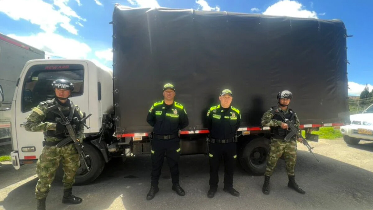 Recuperan camión del Ejército en Ciudad Bolívar En las últimas horas, las autoridades dieron con el paradero de un vehículo del Ejército Nacional que había sido hurtado en horas de la madrugada de este viernes en el límites entre Bosa y Soacha.