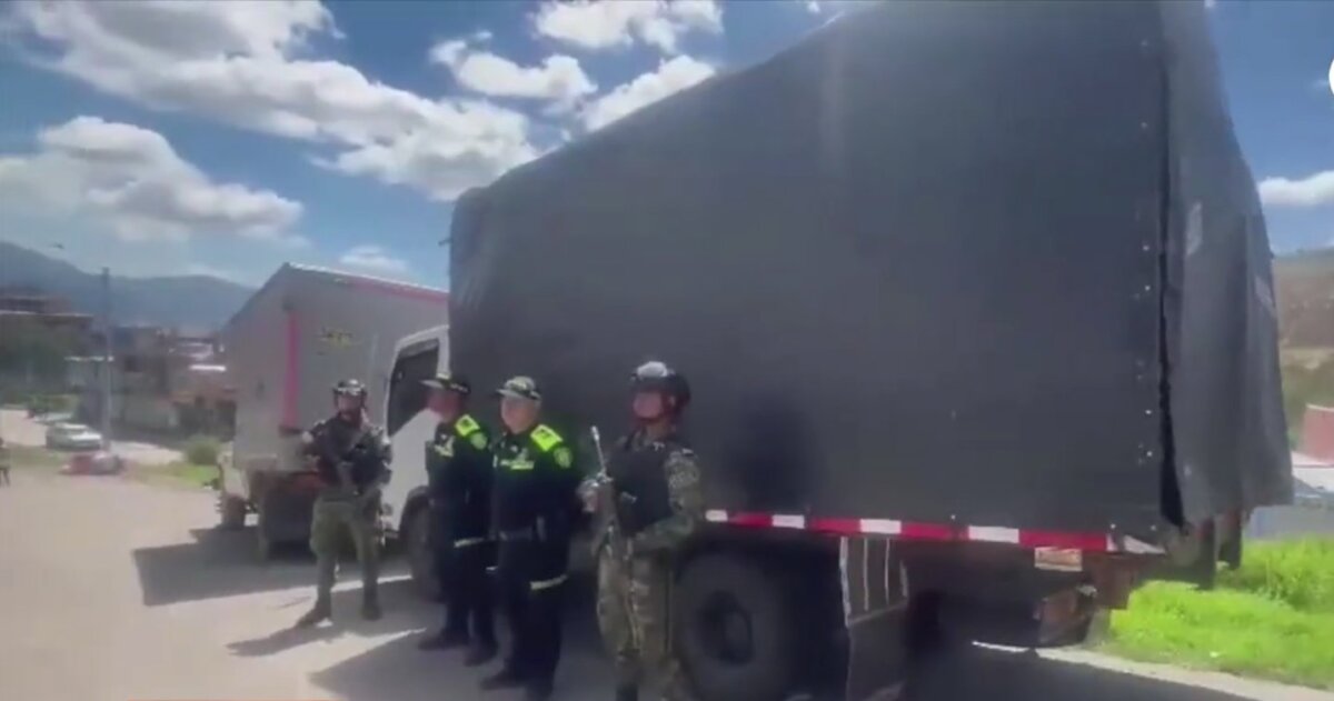 Recuperan camión del Ejército en Ciudad Bolívar En las últimas horas, las autoridades dieron con el paradero de un vehículo del Ejército Nacional que había sido hurtado en horas de la madrugada de este viernes en el límites entre Bosa y Soacha.