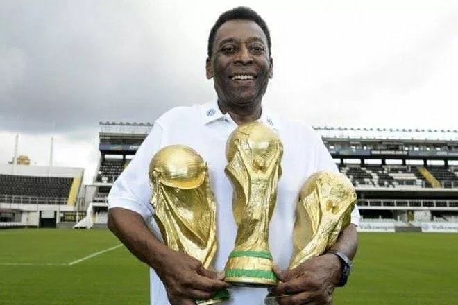 Se agravó la salud de Pelé y preocupa a sus seguidores De acuerdo con lo indicado por el centro médico y los familiares de Pelé, el astro brasilero pasará la navidad internado junto a sus familiares cercanos.
