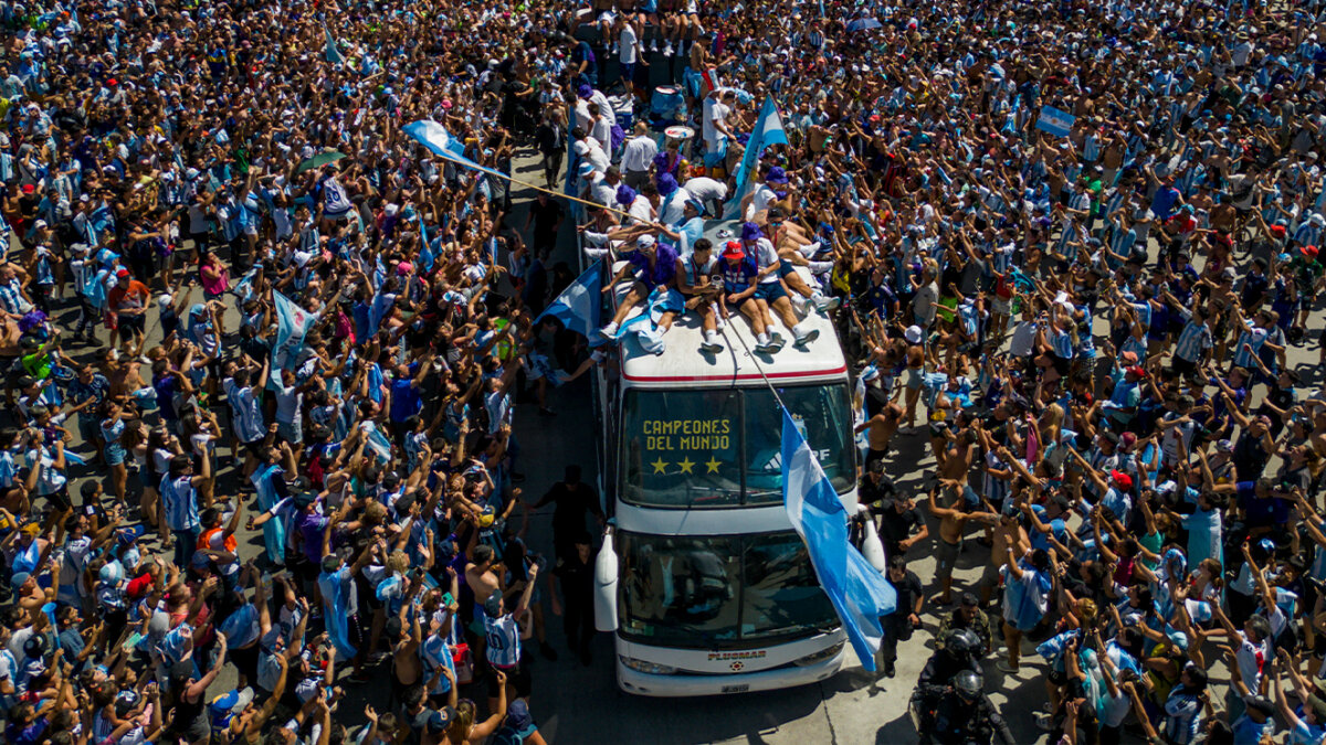 Fiesta en Argentina se salió de control por los ríos de gente en las calles Las autoridades en Buenos Aires transportarán a los jugadores de la selección argentina en helicópteros para recorrer la ciudad y saludar a los hinchas.