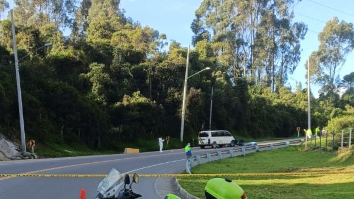 Terrible accidente en la vía Bogotá- La Calera dejó dos personas fallecidas Fatal accidente acabó con la vida dos personas. En la mañana de este domingo, una motocicleta chocó contra una camioneta en la vía Bogotá- La Calera y las personas que se movilizaban en la moto fallecieron a causa del fuerte impacto.