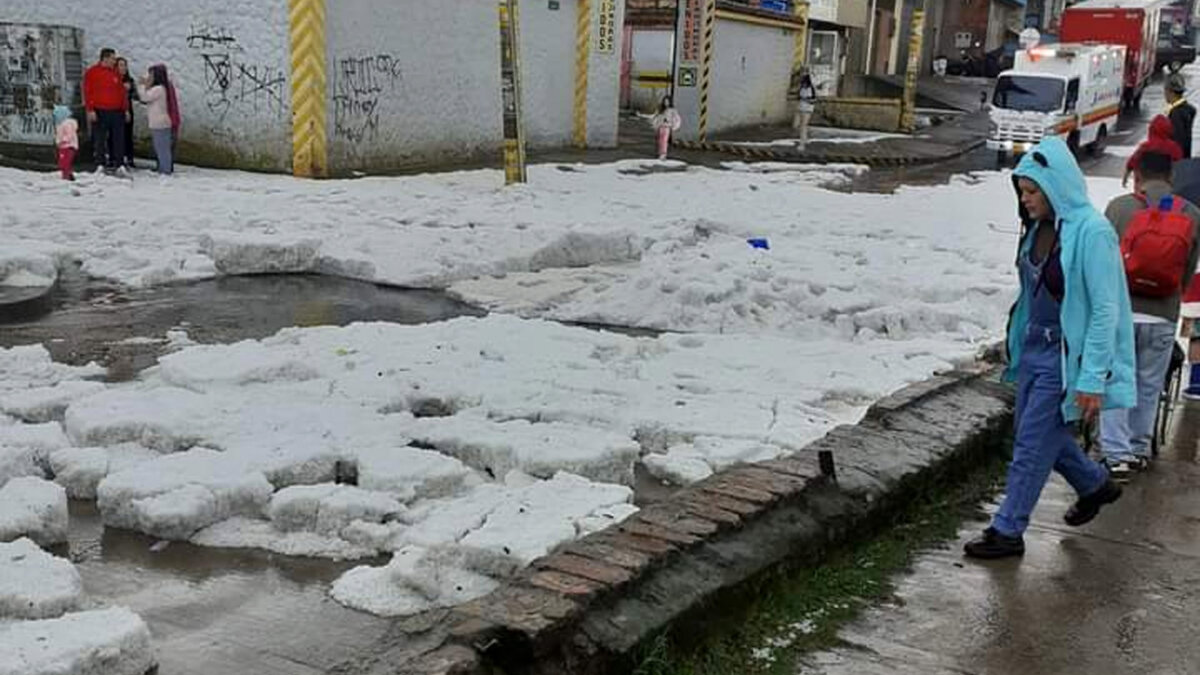 Tremenda granizada cayó en Bogotá En redes sociales varios usuarios compartieron en redes sociales el estado en el que quedaron las vías a raíz de la tremenda granizada que cayó, como ocurrió en la localidad de San Cristóbal, al sur de la capital, y en el centro.