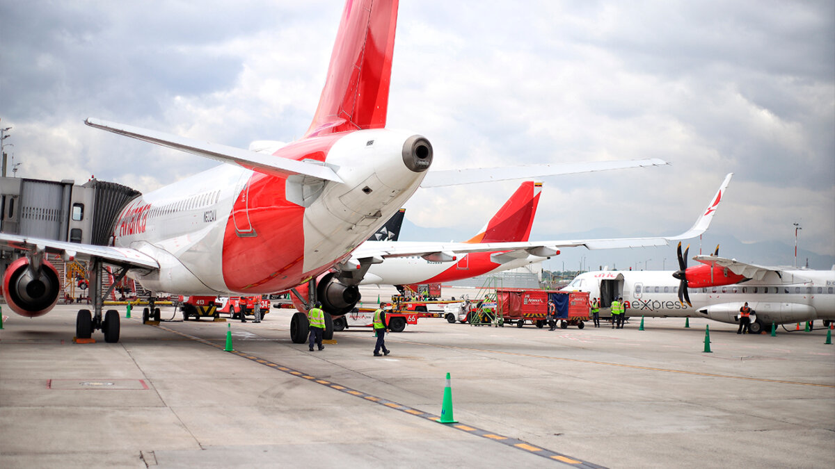 Tres heridos dejó explosión en el aeropuerto El Dorado Tremendo susto vivieron los ciudadanos que se encontraban en el aeropuerto El Dorado de Bogotá la tarde de este martes, pues, según se supo, se registró una fuerte explosión por una falla eléctrica.