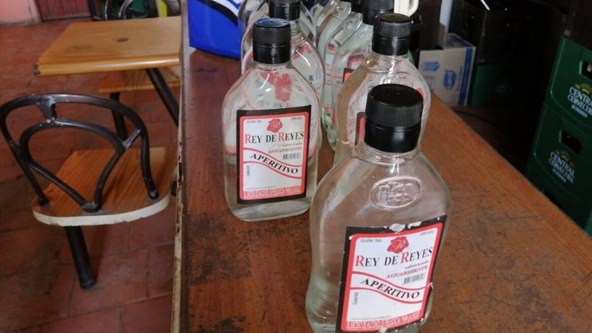 Van 7 muertes por el licor adulterado 'Rey de reyes’ Cabe resaltar que este alcohol puede generar ceguera, estado de coma y, como en estos casos, fallas respiratorias y la muerte.