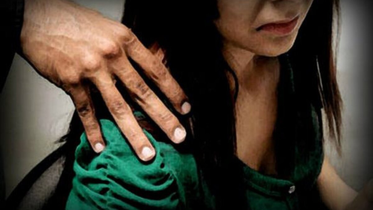 Joven fue acosada sexualmente en Teusaquillo: capturaron a los agresores Una joven de 21 años denuncia que fue acosada sexualmente por tres hombres cuando salía de su trabajo, en el barrio Magdalena, en la localidad de Teusaquillo.