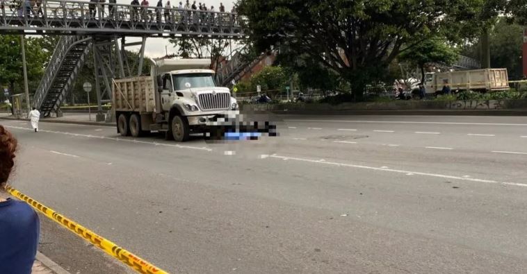 Fatal accidente en la Calle 80: motociclista perdió la vida al chocar contra un camión  En la tarde de este miércoles se presentó un trágico accidente en la calle 80 con carrera 108, en el que un motociclista perdió la vida tras chocar con un camión de carga.