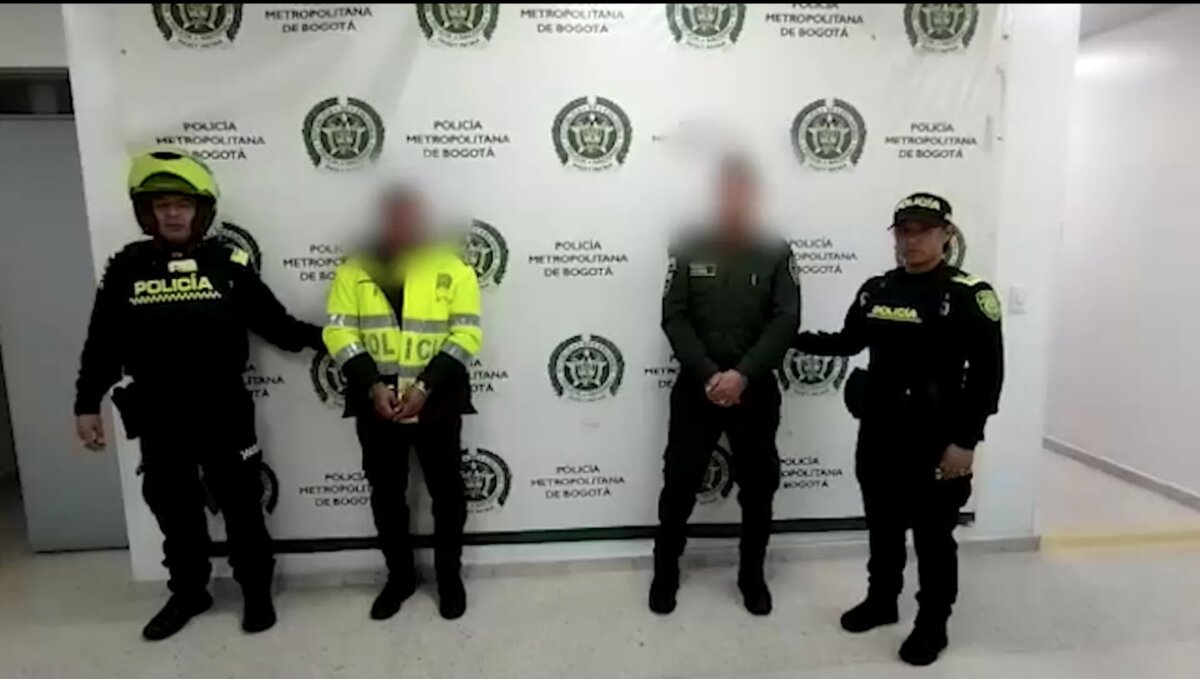 Golpe a la criminalidad: Policía capturó a 5 personas por diferentes delitos en Bogotá Los falsos policías fueron dejados de igual manera ante autoridades competentes por el delito de utilización ilegal de uniformes e insignias.