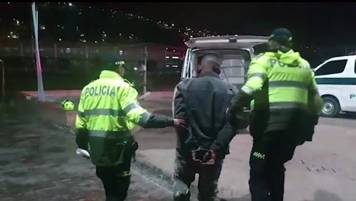 Golpe a la criminalidad: Policía capturó a 5 personas por diferentes delitos en Bogotá Los falsos policías fueron dejados de igual manera ante autoridades competentes por el delito de utilización ilegal de uniformes e insignias.