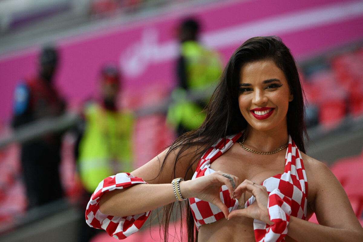 A la famosa hincha croata la mandaron a vestirse más tapadita La modelo de Croacia que se roba las miradas en Qatar por su sensual vestuario, parecía ser el amuleto de la suerte de su país.