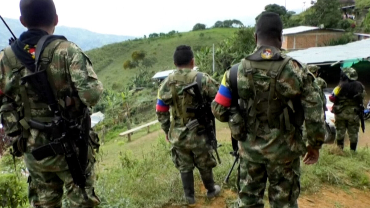 El mayor grupo disidente de las Farc anunció tregua de fin de año El grupo más numeroso de guerrilleros disidentes de las Fuerzas Armadas Revolucionarias de Colombia (FARC) que no se acogió al acuerdo de paz en 2016 declaró un cese al fuego unilateral hasta el 2 de enero, anunció este sábado la oficina del comisionado presidencial de paz. 